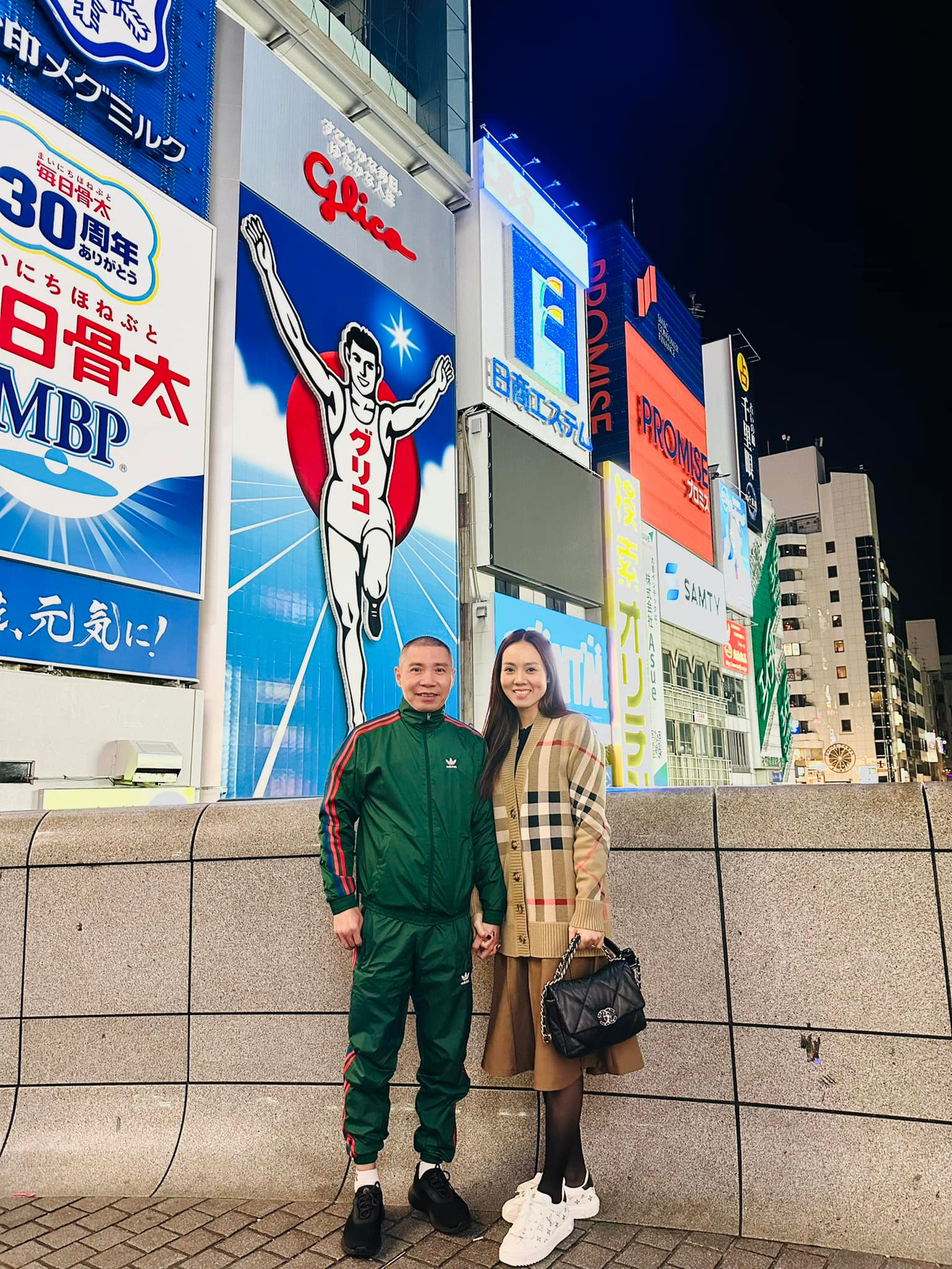 Vợ chồng NSND Công Lý trong chương trình giao lưu với khán giả ở Osaka.