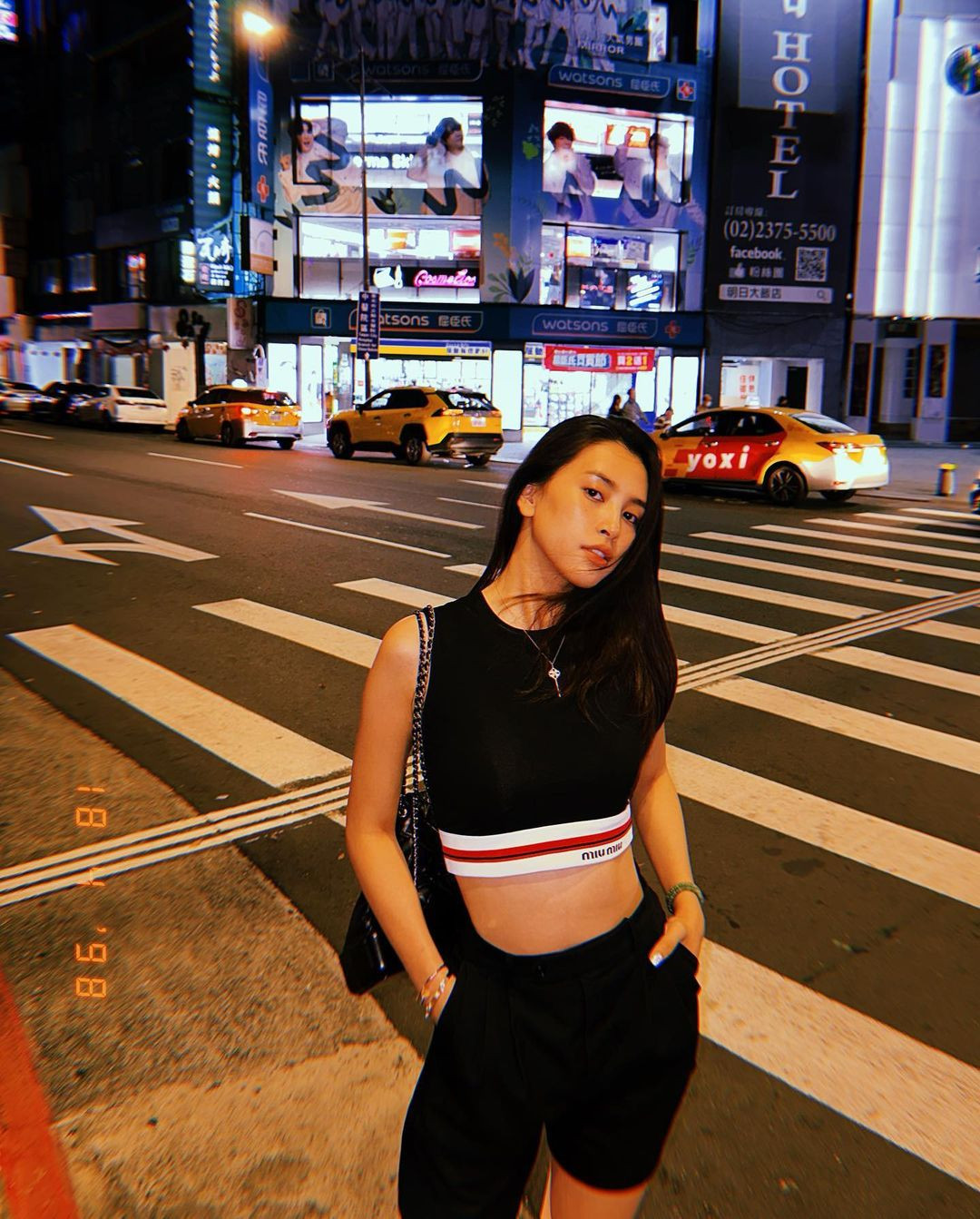 Hoa hậu Tiểu Vy đi du lịch Đài Loan, Trung Quốc trong kỳ nghỉ lễ. Cô diện crop-top năng động, khoe vòng eo săn chắc trên đường phố.