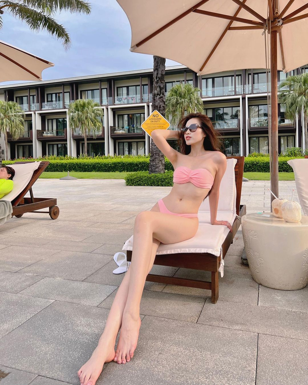 Đỗ Thị Hà chuộng mặc bikini đơn sắc để khoe chân dài. Cô thường mặc các thiết kế tông màu pastel nhẹ nhàng như hồng nhạt, tím nhẹ. Cô hiếm khi mặc bikini họa tiết hay màu sắc sặc sỡ.