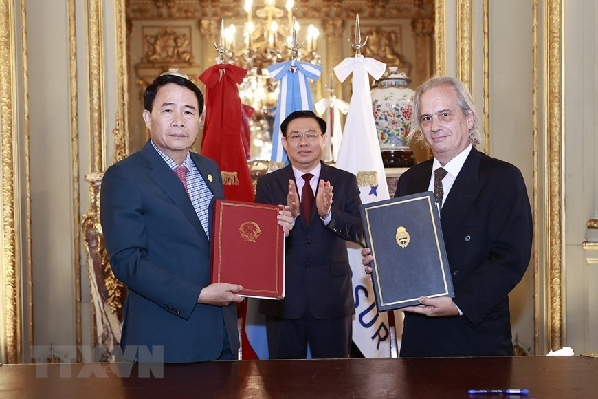 Chủ tịch Quốc hội Vương Đình Huệ chứng kiến Lễ ký kết Hiệp định dẫn độ. (Ảnh: Doãn Tấn/TTXVN)