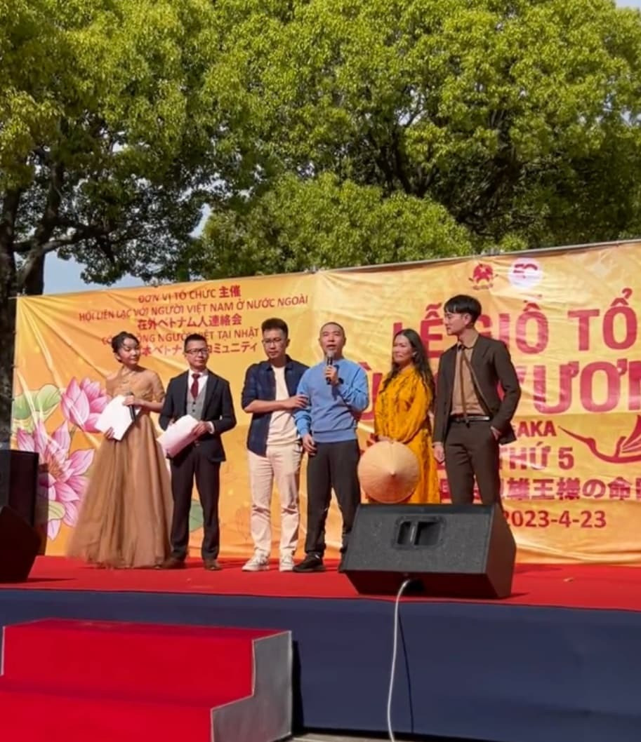 Vợ chồng NSND Công Lý trong chương trình giao lưu với khán giả ở Osaka.