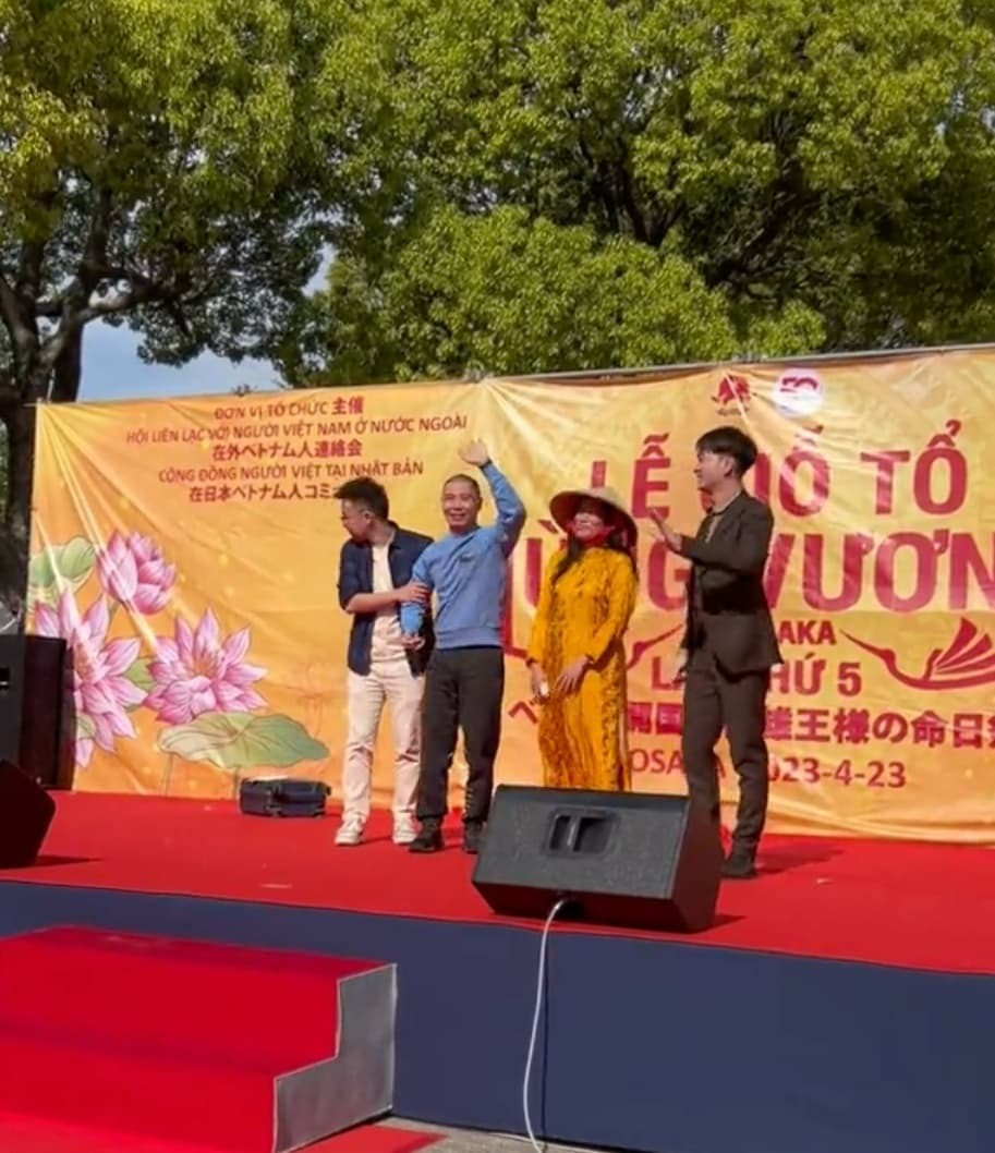 Vợ chồng NSND Công Lý trong chương trình giao lưu với khán giả ở Osaka.