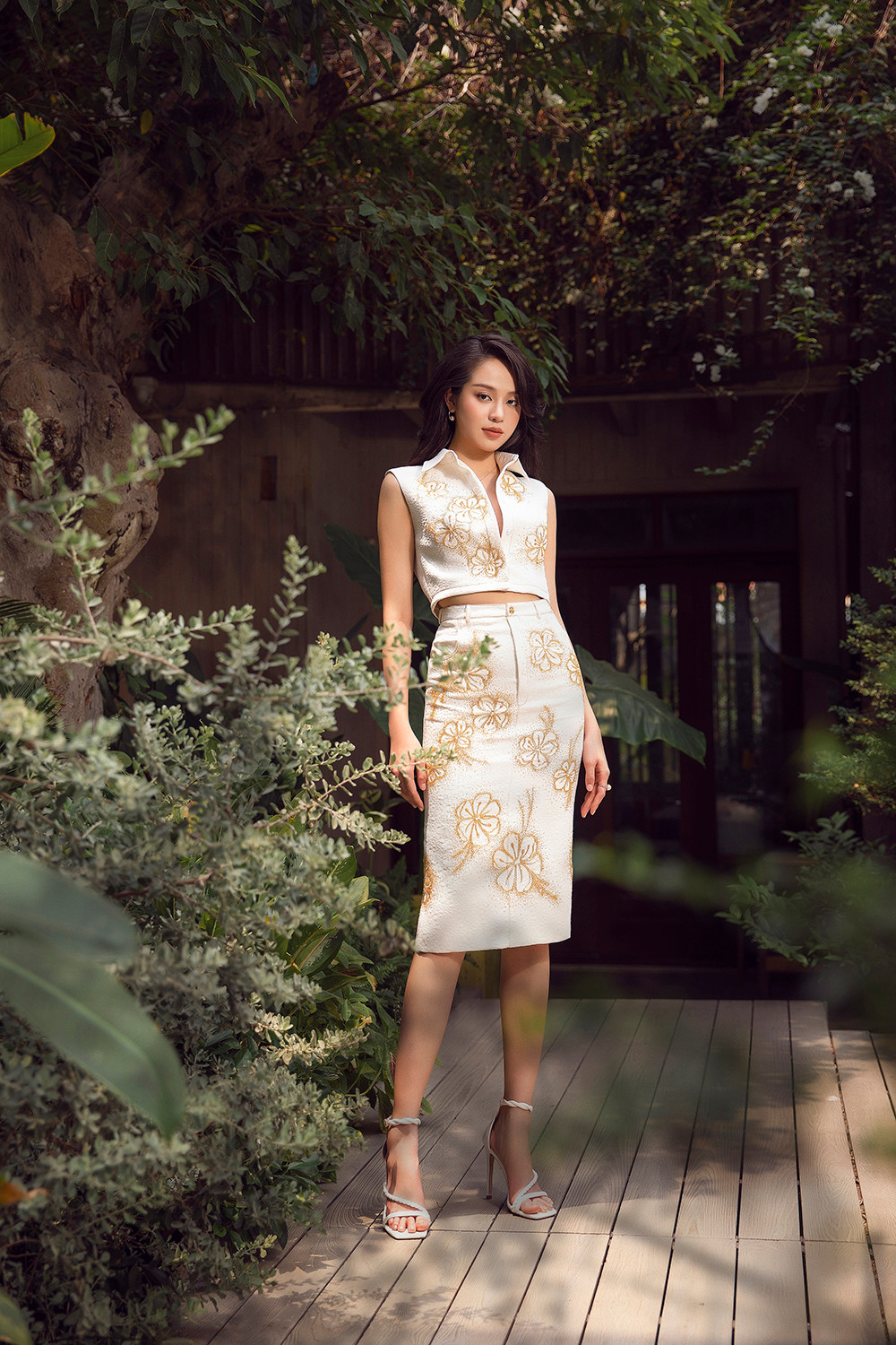 Không chỉ có số đo ba vòng cân đối, thắt eo đẹp mắt, Thanh Thủy còn sở hữu đôi chân thẳng, được đánh giá không hề thua kém người tiền nhiệm là Hoa hậu Đỗ Thị Hà. Hiểu được lợi thế, cô thường xuyên lựa chọn trang phục giúp khoe đôi chân.