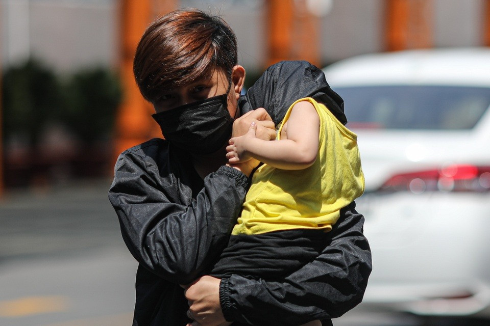 Phụ huynh đưa con đến khám bệnh tại Bệnh viện Nhi đồng 1 (TP.HCM). Ảnh: Quỳnh Danh