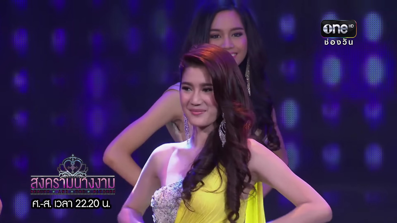 Pimjira Charoenlak và Thamita Anusin trong cảnh phim của Cuộc chiến sắc đẹp vào năm 2014 (ảnh trái) và trên sân khấu bán kết Hoa hậu Hòa bình Thái Lan 2023 tối 26/4.