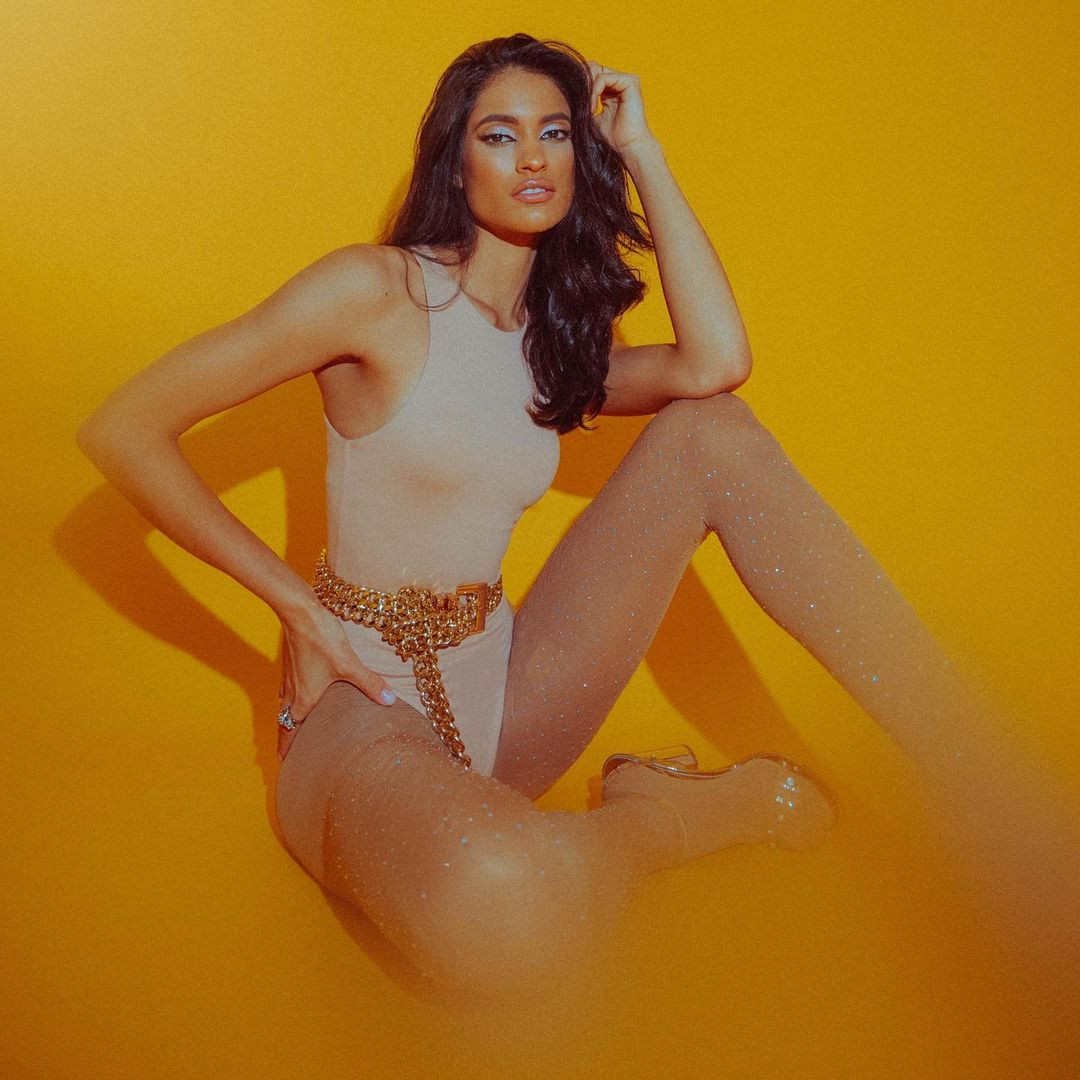 Karla Guilfú Acevedo cũng được đánh giá là người đẹp có kinh nghiệm thi sắc đẹp ấn tượng. Cô từng tham dự Miss Teen Mundial 2018 và vào top 12. Tại cuộc thi Hoa hậu Siêu quốc gia 2021, bên cạnh giải Á hậu 1 cô còn giành giải thưởng phụ Người đẹp thanh lịch.