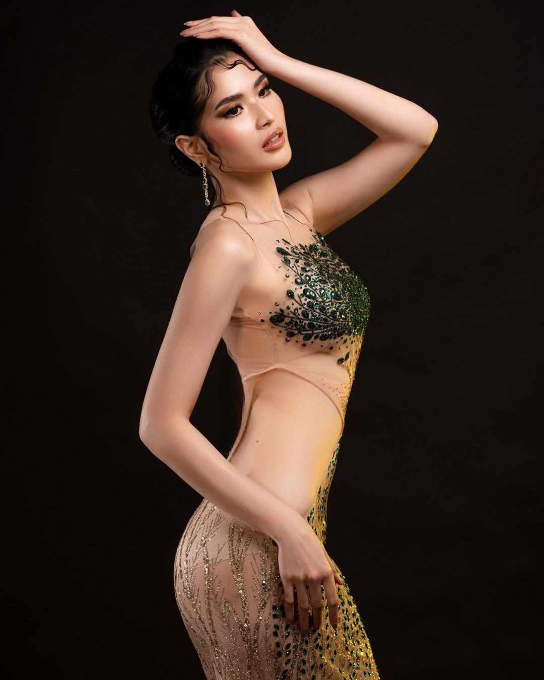 Người đẹp năm nay 24 tuổi, cao 1,7 m, gương mặt đẹp và vóc dáng cân đối, quyến rũ.