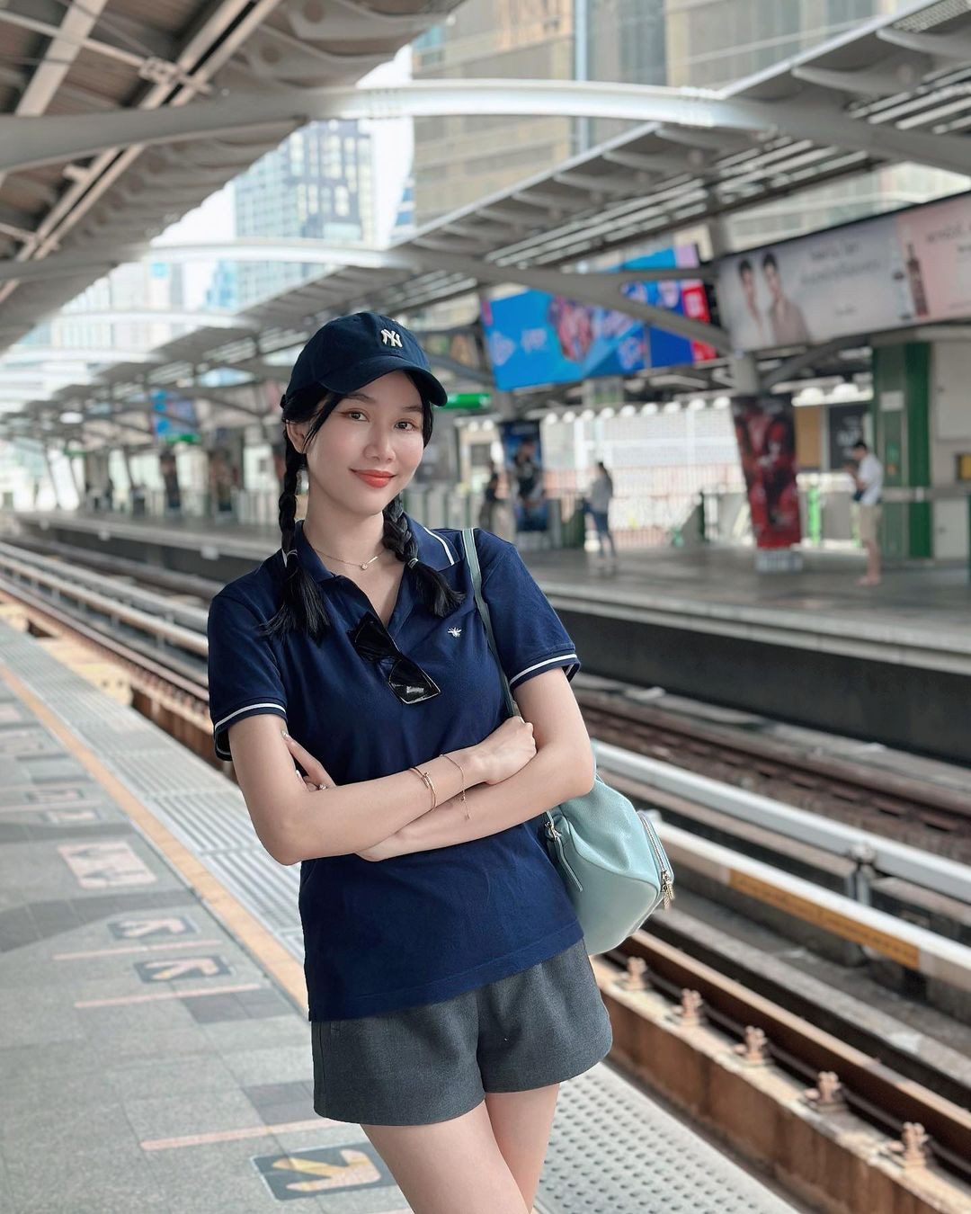 Á hậu Phương Anh diện trang phục giản dị, năng động khi du lịch ở Thái Lan. Cô mới được bạn trai cầu hôn cách đây không lâu ở Phú Quốc. Á hậu Việt Nam 2020 chia sẻ dự định tổ chức đám cưới vào cuối năm nay.