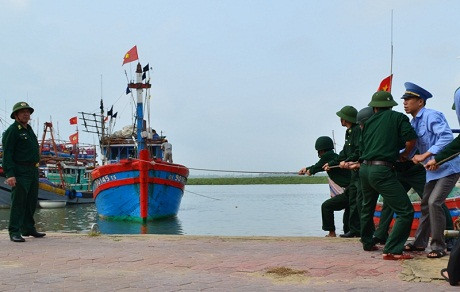 Người dân Nghệ An chặt cây xanh đề phòng cây cối bị gãy đổ gây hư hại nhà cửa.