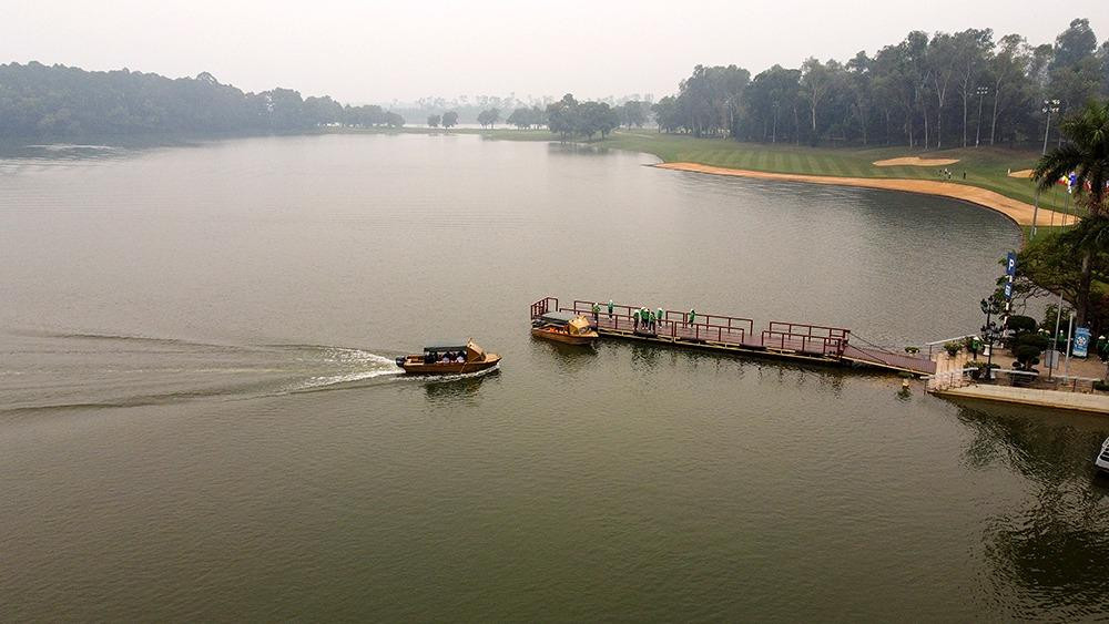 Những người tham gia giải đấu phải đi ca nô qua một hồ rộng lớn trước khi vào khu vực tiếp đón.