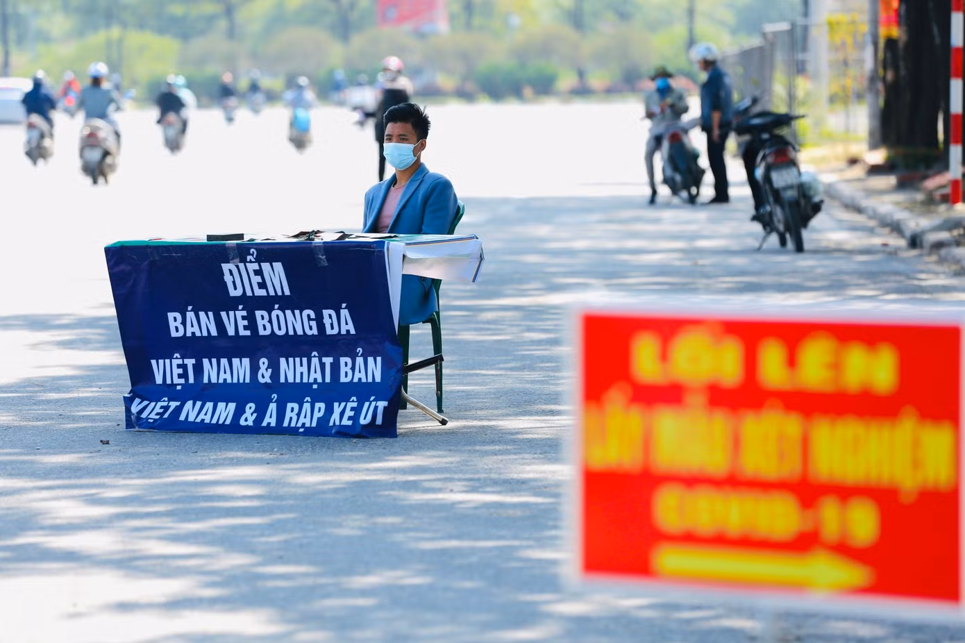 Một số phe vé còn đặt cả bàn bán vé cạnh sân vận động Mỹ Đình để 'bán tống bán tháo', nhưng hầu như không có mấy người đến hỏi mua.