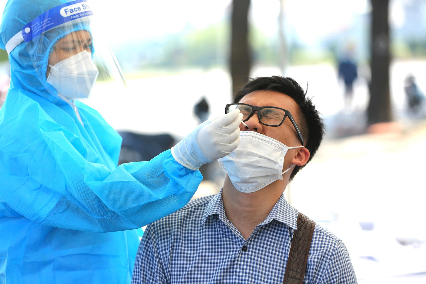 Gia đình anh Minh nhà ở Hồ Tùng Mậu chia sẻ: “Đã lâu rồi mới mua vé xem 1 trận đấu của đội tuyển Việt Nam dễ dàng như thế này, vợ chồng anh vừa mua được cặp vé ngay tại cổng sân Mỹ Đình rẻ hơn cả giá niêm yết”.