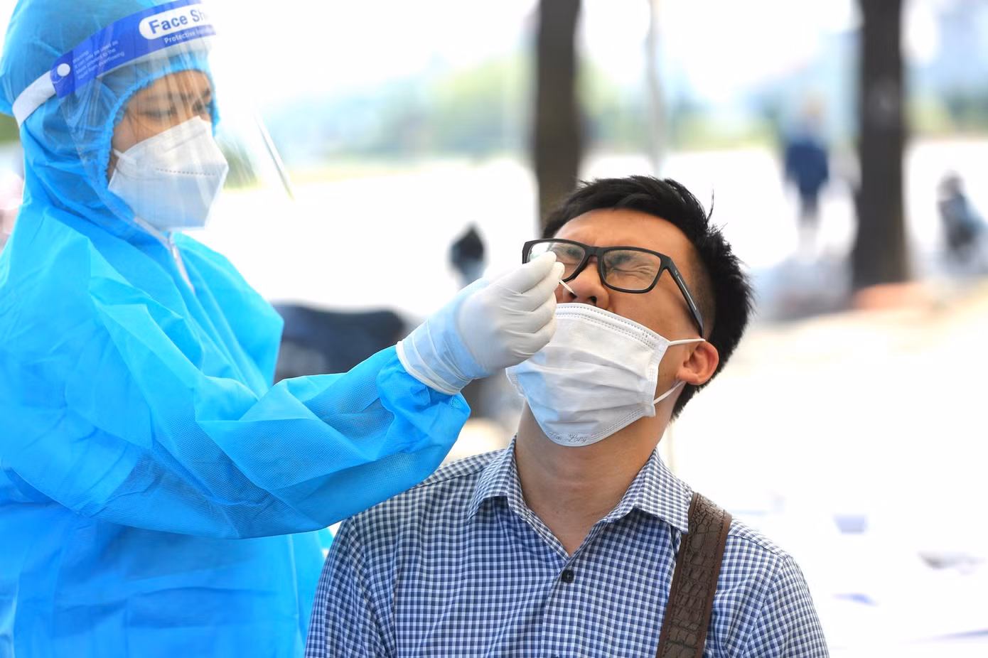 Gia đình anh Minh nhà ở Hồ Tùng Mậu chia sẻ: “Đã lâu rồi mới mua vé xem 1 trận đấu của đội tuyển Việt Nam dễ dàng như thế này, vợ chồng anh vừa mua được cặp vé ngay tại cổng sân Mỹ Đình rẻ hơn cả giá niêm yết”.