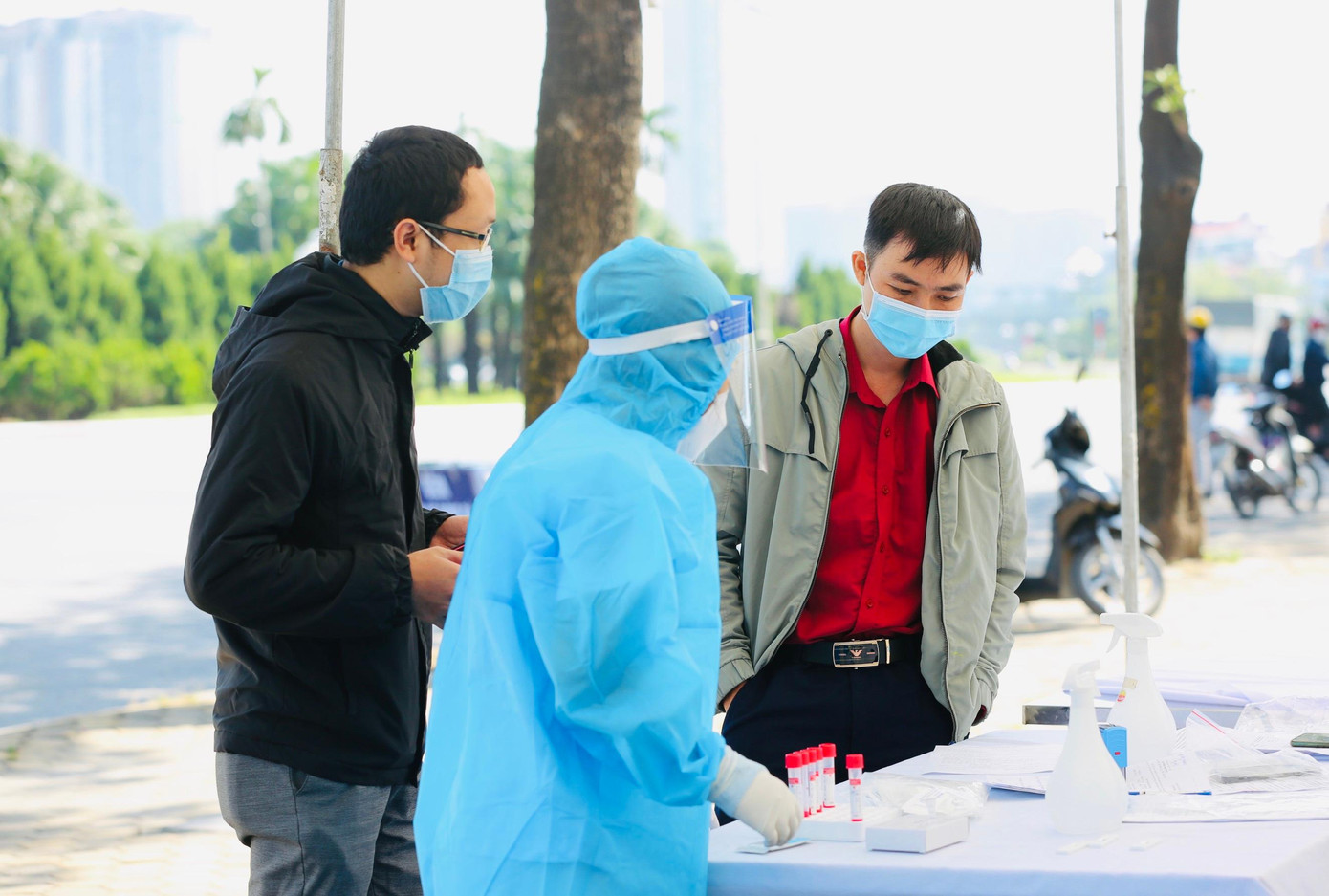 Chỉ vài giờ trước khi trận đấu bắt đầu, nhiều người hâm mộ đã có mặt để thực hiện test COVID-19 ngay cổng sân Mỹ Đình.