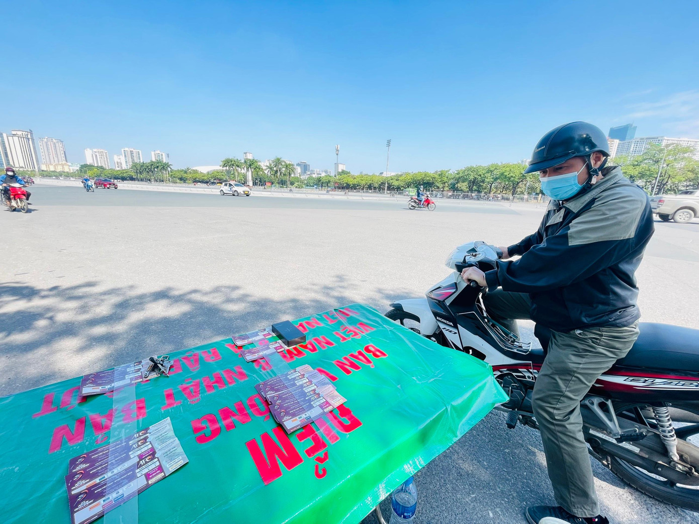 Theo tìm hiểu, nhiều &apos;phe vé&apos; đã chấp nhận bán với giá giảm rất sâu, lên tới 40-50% giá vé niêm yết để cắt lỗ nhưng vẫn ít người mua.