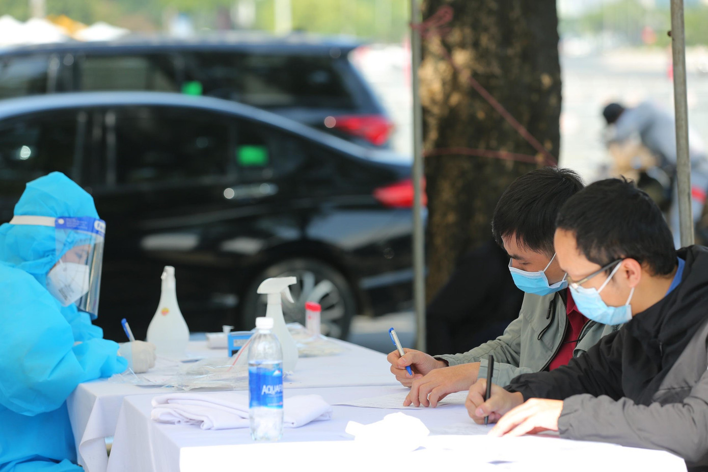 Bên cạnh phiếu kết quả xét nghiệm COVID-19 trong thời gian tối đa 72 giờ trước khi trận đấu diễn ra, khán giả phải mang theo thẻ CCCD hoặc thông báo số định danh, giấy xác nhận tiêm 2 mũi, thực hiện quét mã QR CheckPoint tại các điểm trông giữ xe, các cổng vào và các nơi có dán mã.