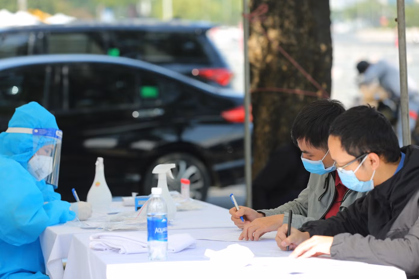 Bên cạnh phiếu kết quả xét nghiệm COVID-19 trong thời gian tối đa 72 giờ trước khi trận đấu diễn ra, khán giả phải mang theo thẻ CCCD hoặc thông báo số định danh, giấy xác nhận tiêm 2 mũi, thực hiện quét mã QR CheckPoint tại các điểm trông giữ xe, các cổng vào và các nơi có dán mã.