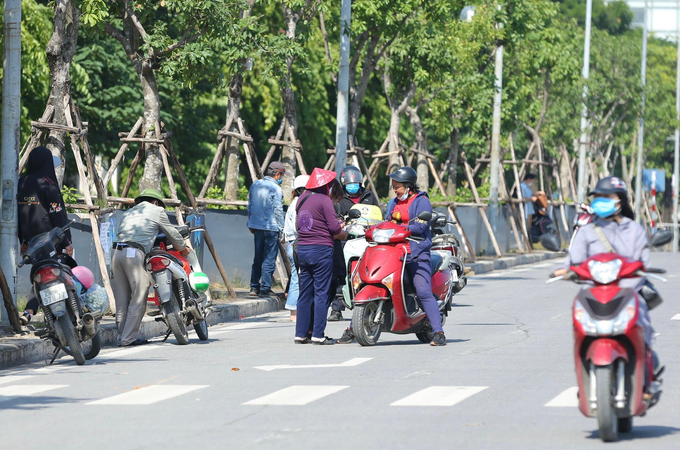 Tại cổng sân Mỹ Đình ngay trước giờ bóng lăn, rất đông phe vé đứng mời chào khách đi qua.