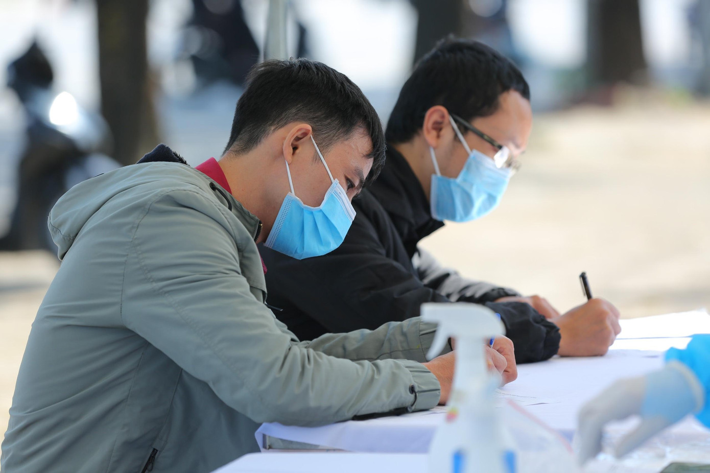 Trận đấu giữa đội tuyển Việt Nam và Nhật Bản diễn ra lúc 19h. Để đảm bảo thực hiện giãn cách theo quy định và kịp thời gian vào sân đúng giờ, VFF đề nghị người dân đến làm thủ tục vào sân trước 2 giờ đồng hồ.