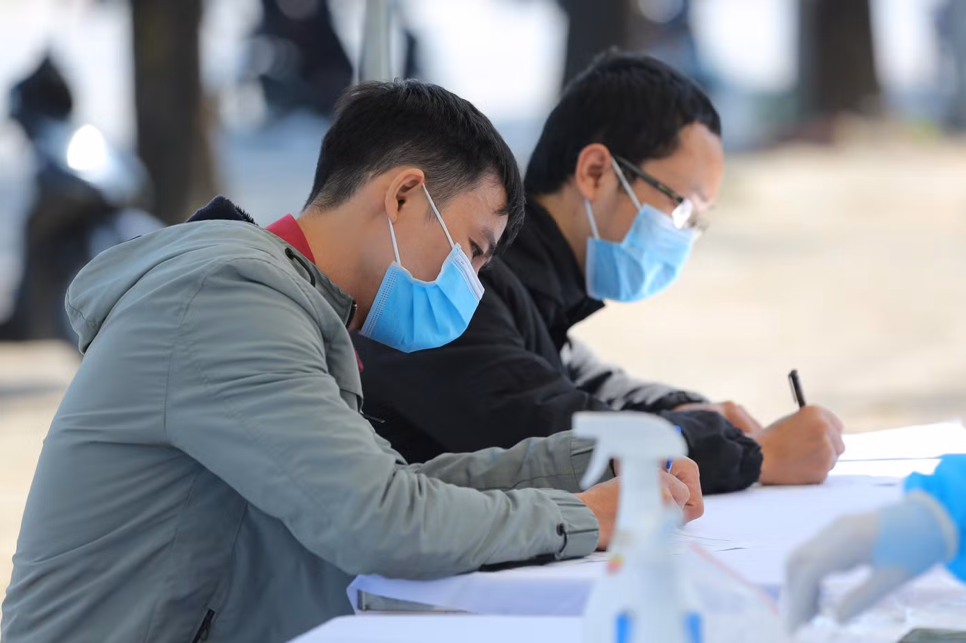 Trận đấu giữa đội tuyển Việt Nam và Nhật Bản diễn ra lúc 19h. Để đảm bảo thực hiện giãn cách theo quy định và kịp thời gian vào sân đúng giờ, VFF đề nghị người dân đến làm thủ tục vào sân trước 2 giờ đồng hồ.