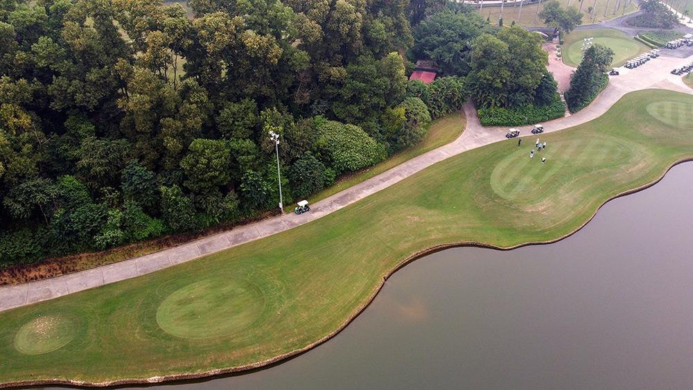 Trong khi đó, các nhà thiết kế đã tận dụng hết những khung cảnh tuyệt vời đến khó tin của những dãy núi bao quanh Làng Văn hóa và Du lịch các Dân tộc Việt Nam để thiết kế sân Mountainview 18 hố golf - Par 72.