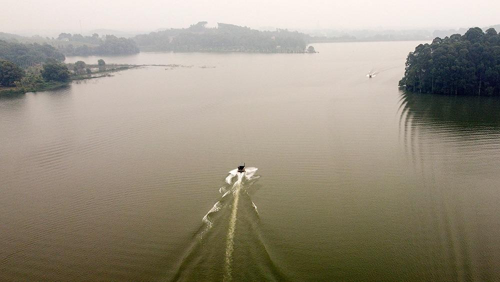 Nằm trên diện tích 350 ha mặt đất và 1.500 ha hồ, sân King’s Island Golf Resort nằm giữa khung cảnh thiên nhiên tuyệt đẹp của vùng núi Tản sông Đà.