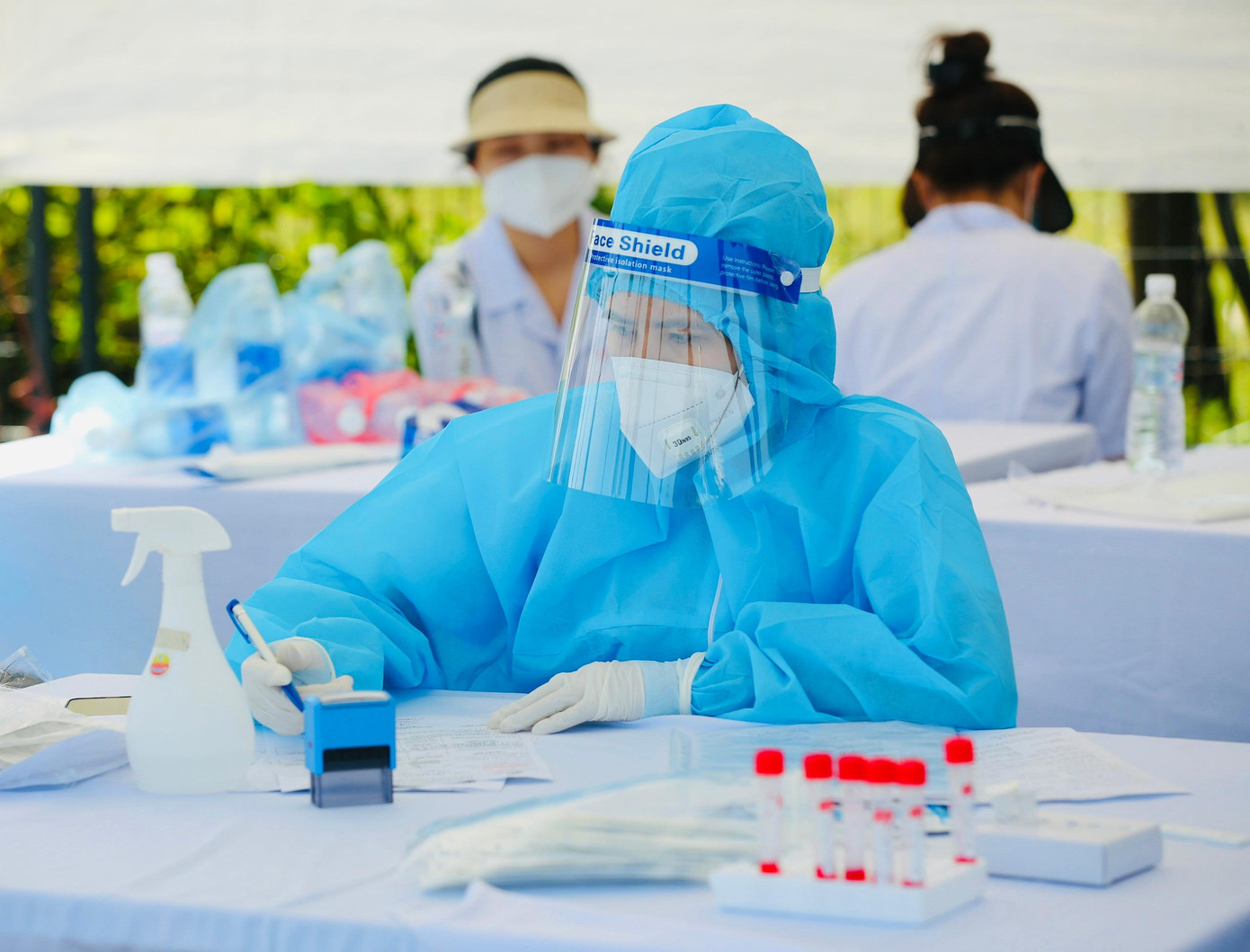 Do giá vé chợ đen giảm mạnh, nhiều người thậm chí gần sát giờ mới đến sân mua vé và thực hiện test COVID-19 ở cổng sân luôn.