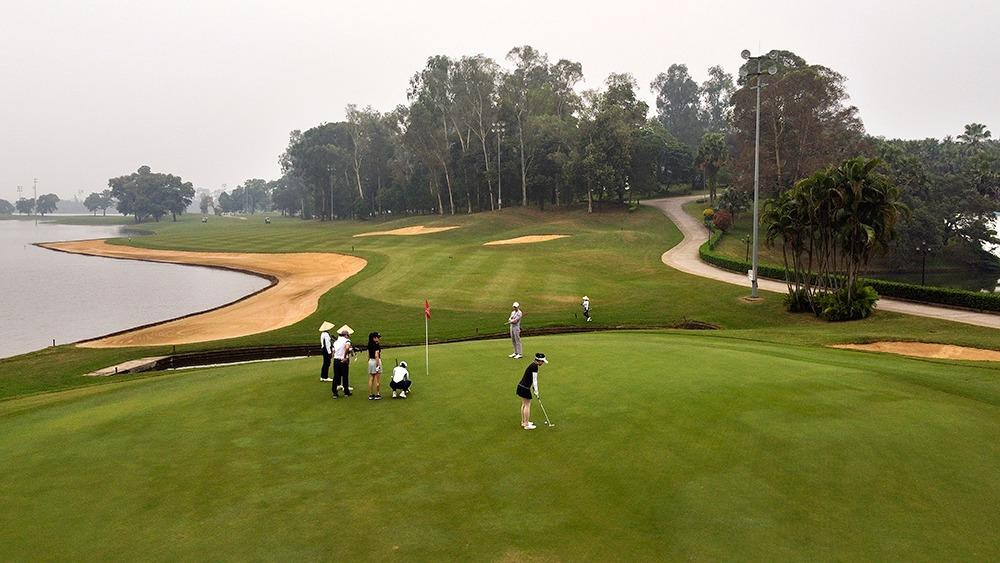 Không gian thoáng đãng, không khí trong lành, mát mẻ cùng cảnh quan thiên nhiên tuyệt đẹp khiến BRG Kings Island Golf Resort trở thành địa điểm hấp dẫn thu hút các golfer trong và ngoài nước đến chơi và thư giãn.
