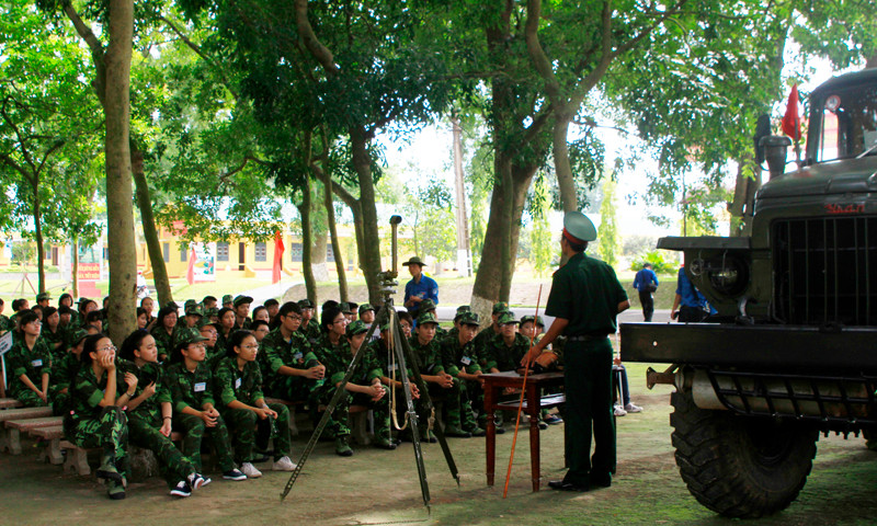 Ngay sau lễ khai giảng các học viên của lớp học kỳ quân đội được thăm quan tìm hiểu truyền thống, thăm quan các mô hình pháo.