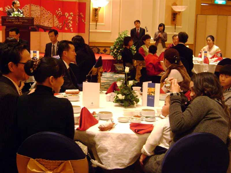 Lần đầu tiên, các gia đình Hàn - Việt tại Hà Nội tụ hội. Ảnh: Lan Anh