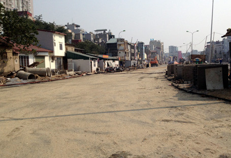 Để đoạn đường được thông xe trước Tết Âm lịch, Giám đốc Sở GTVT Nguyễn Quốc Hùng xin UBND thành phố Hà Nội cơ chế đặc thù bổ sung hạng mục tổ chức giao thông tại điểm giao cắt giữa đường Ô Chợ Dừa - Hoàng Cầu...