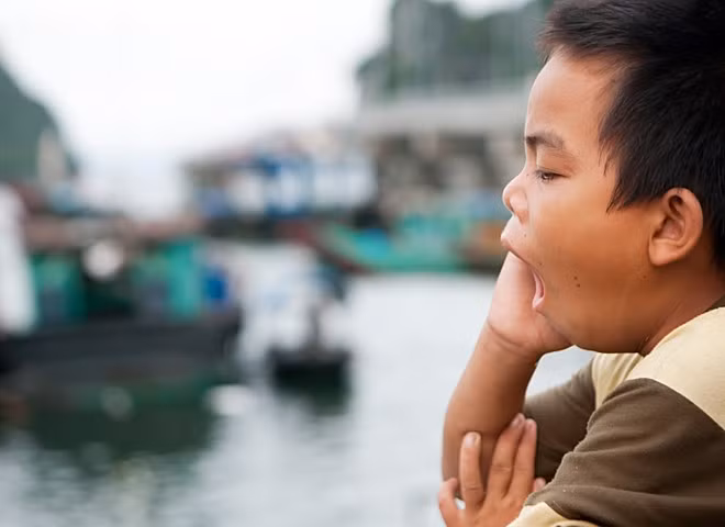 Cậu bé Phong (12 tuổi) đã bỏ học được 3 năm. Bé quê Quảng Nam, phải theo bố mẹ đi biển nếu không ở nhà không ai chăm sóc