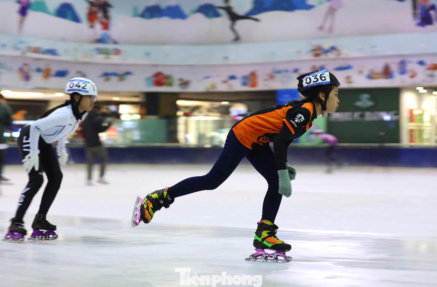 Các VĐV tranh tài ở nội dung Junior nữ lứa tuổi 12-14 tuổi cự ly 500m