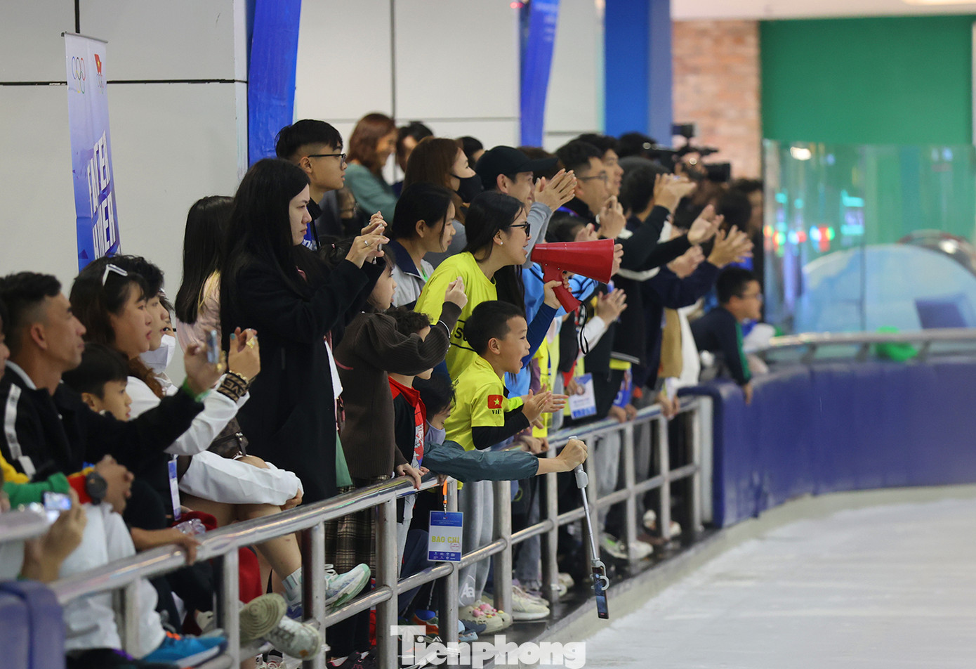 Các cổ động viên hò hét cổ vũ cho các VĐV tham gia thi đấu trong chiều nay.