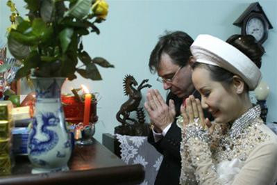 Chú rể, cô dâu trước bàn thờ gia tiên. Ảnh Nguyễn Đức Vinh.