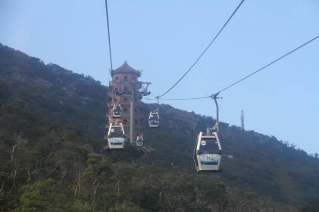 Cáp treo chặng thứ hai đưa du khách đến gần với đỉnh thiêng Yên Tử