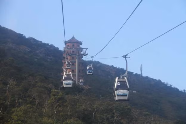 Cáp treo chặng thứ hai đưa du khách đến gần với đỉnh thiêng Yên Tử