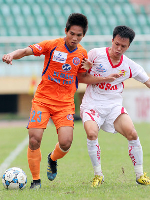 Với quyết định xoá sổ đội bóng của lãnh đạo CLB, các cầu thủ XMXT Sài Gòn (trái) đang đối mặt với tương lai bất định. ảnh: VSI