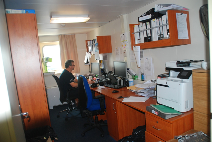 Bên cạnh dãy phòng ngủ cũng có phòng làm việc và trao đổi thông tin