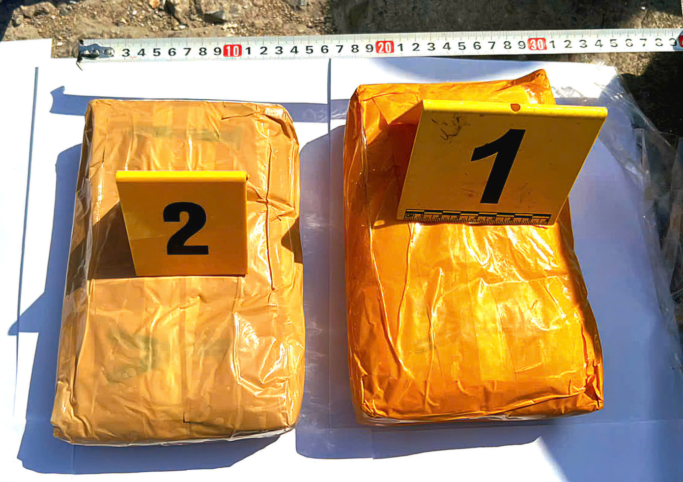 Nguyễn Trung Kiên cùng tang vật ma túy tổng hợp và pháo hoa nổ.