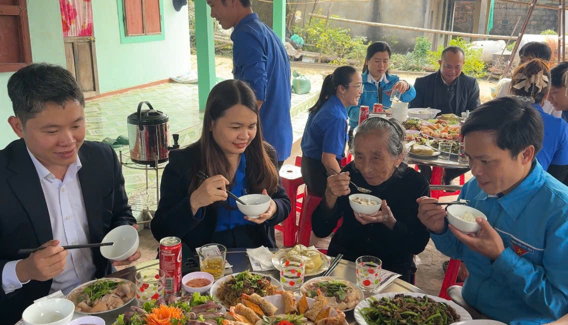 Chị Trần Thị Thu - Bí thư Tỉnh Đoàn Quảng Trị cùng Mẹ Việt Nam anh hùng Trần Thị Liền ở thôn Nam Sơn, xã Trung Giang, huyện Gio Linh dùng bữa cơm tất niên Chị Trần Thị Thu - Bí thư Tỉnh Đoàn Quảng Trị cùng Mẹ Việt Nam anh hùng Trần Thị Liền ở thôn Nam Sơn, xã Trung Giang, huyện Gio Linh dùng bữa cơm tất niên