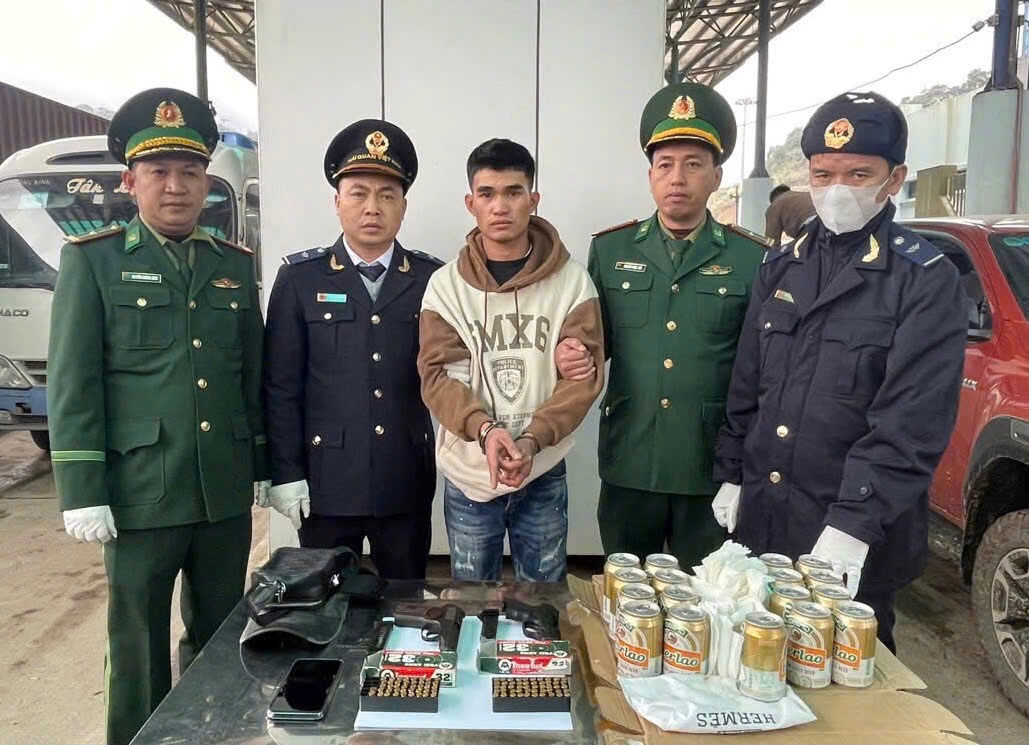 Đối tượng Cao Bá Huy (thứ 3, trái sang). Ảnh: Đình Tiến Đối tượng Cao Bá Huy (thứ 3, trái sang). Ảnh: Đình Tiến