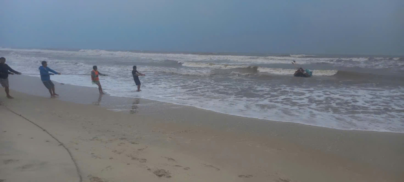 Kéo thuyền gặp nạn trên biển vào bờ. Kéo thuyền gặp nạn trên biển vào bờ.