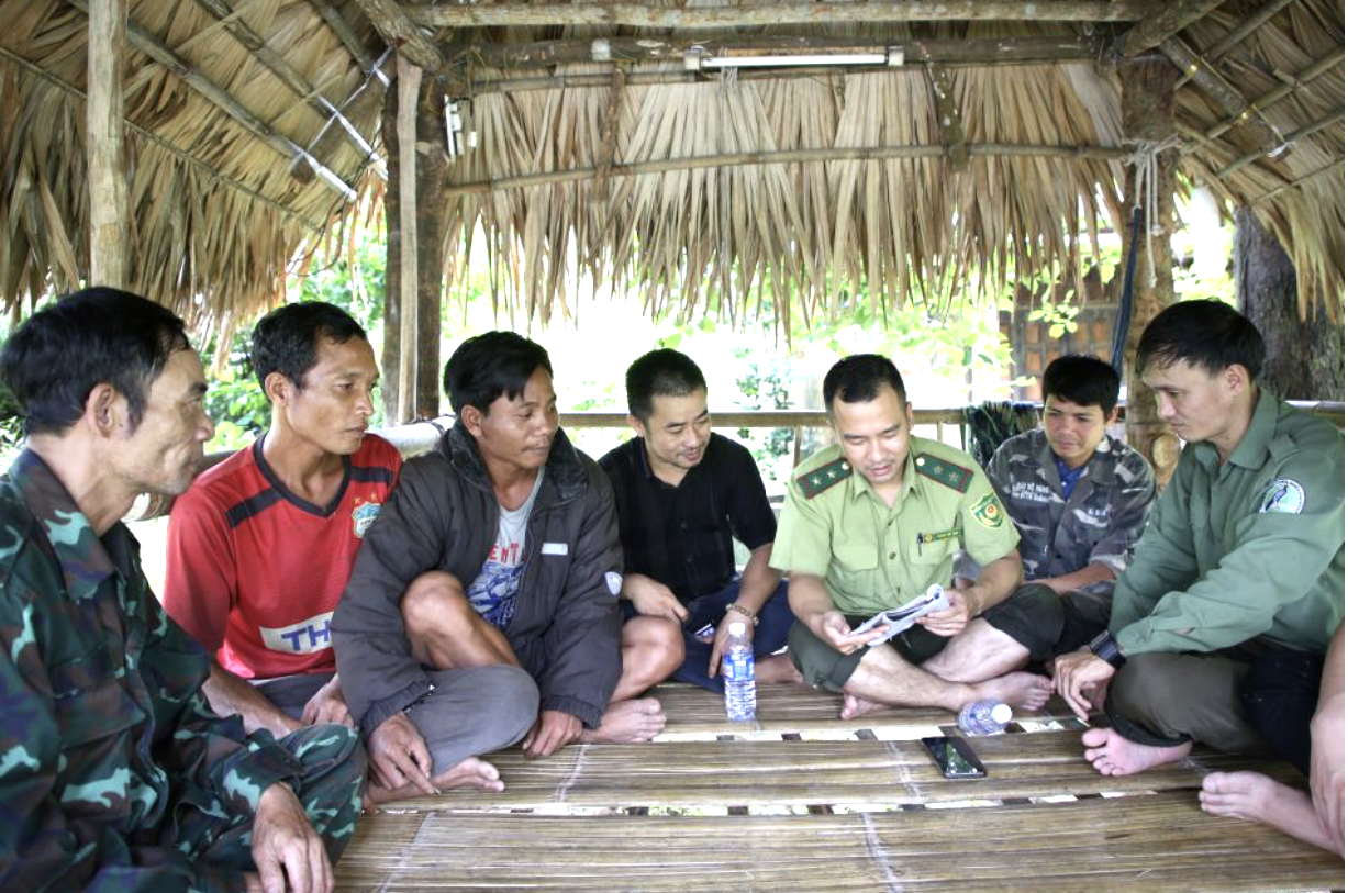 Cán bộ BQL Khu bảo tồn thiên nhiên Đakrông và lực lượng Kiểm lâm giải thích cho người dân thôn Tà Liềng (xã Tà Long, huyện Đakrông) những diện tích đất bị xâm lấn được đề nghị bóc tách và thu hồi. Cán bộ BQL Khu bảo tồn thiên nhiên Đakrông và lực lượng Kiểm lâm giải thích cho người dân thôn Tà Liềng (xã Tà Long, huyện Đakrông) những diện tích đất bị xâm lấn được đề nghị bóc tách và thu hồi.