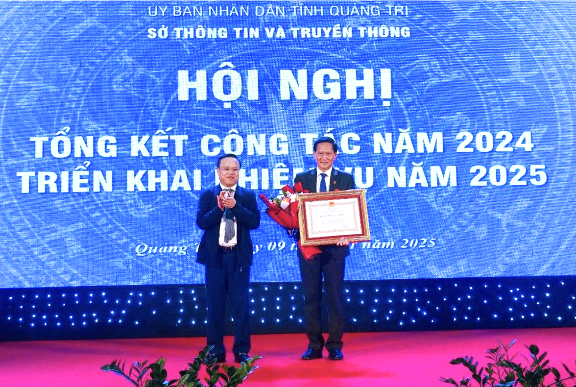Thừa ủy quyền, Phó Chủ tịch UBND tỉnh Quảng Trị Lê Đức Tiến (trái) trao Huân chương Lao động hạng Nhì cho Giám đốc Sở Thông tin và Truyền thông Quảng Trị Nguyễn Văn Tường vào ngày 7/1/2025 .
