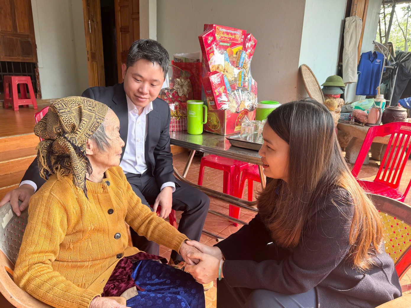 Thăm Mẹ Việt Nam anh hùng Bùi Thị Xiếc ở thị trấn Cửa Tùng, huyện Vĩnh Linh. Thăm Mẹ Việt Nam anh hùng Bùi Thị Xiếc ở thị trấn Cửa Tùng, huyện Vĩnh Linh.