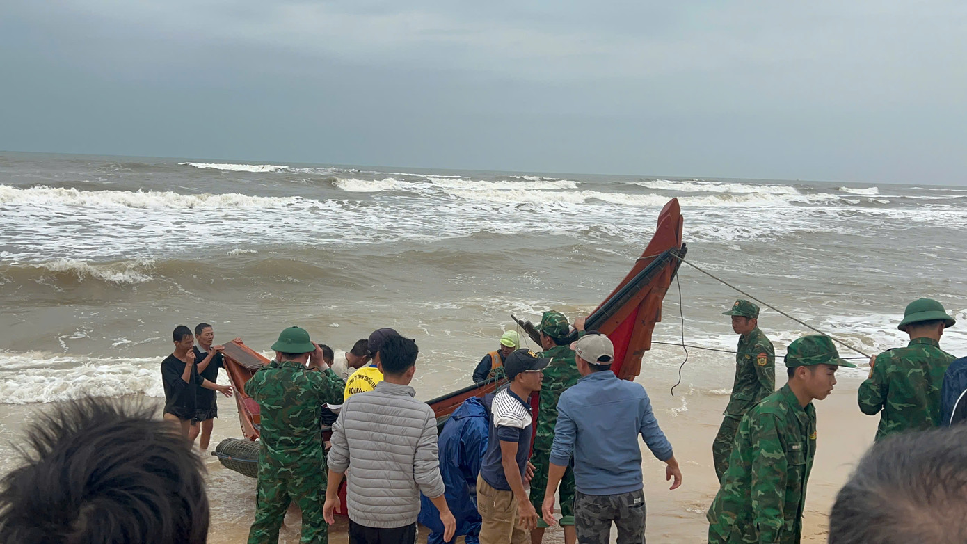 Lực lượng biên phòng cùng người dân ứng cứu các ngư dân gặp nạn. Lực lượng biên phòng cùng người dân ứng cứu các ngư dân gặp nạn.