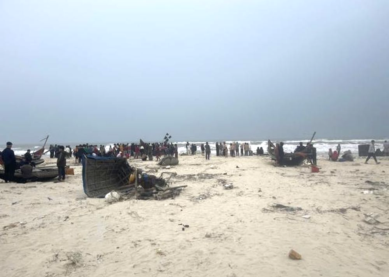 Người dân có mặt tại bãi biển thôn Tân An, xã Hải An theo dõi chờ tin tìm kiếm ngư dân N.V.T. mất tích trên biển.