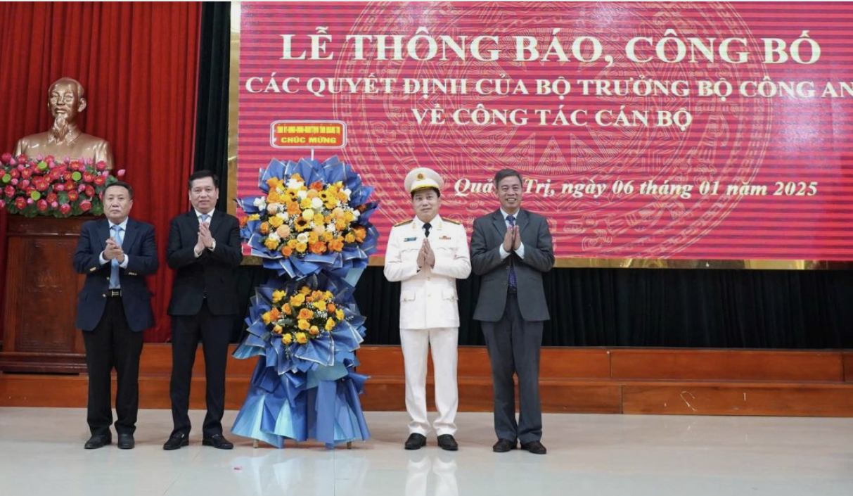 Lãnh đạo tỉnh Quảng Trị tặng hoa chúc mừng tân Giám đốc Công an tỉnh Quảng Trị Vũ Văn Đấu