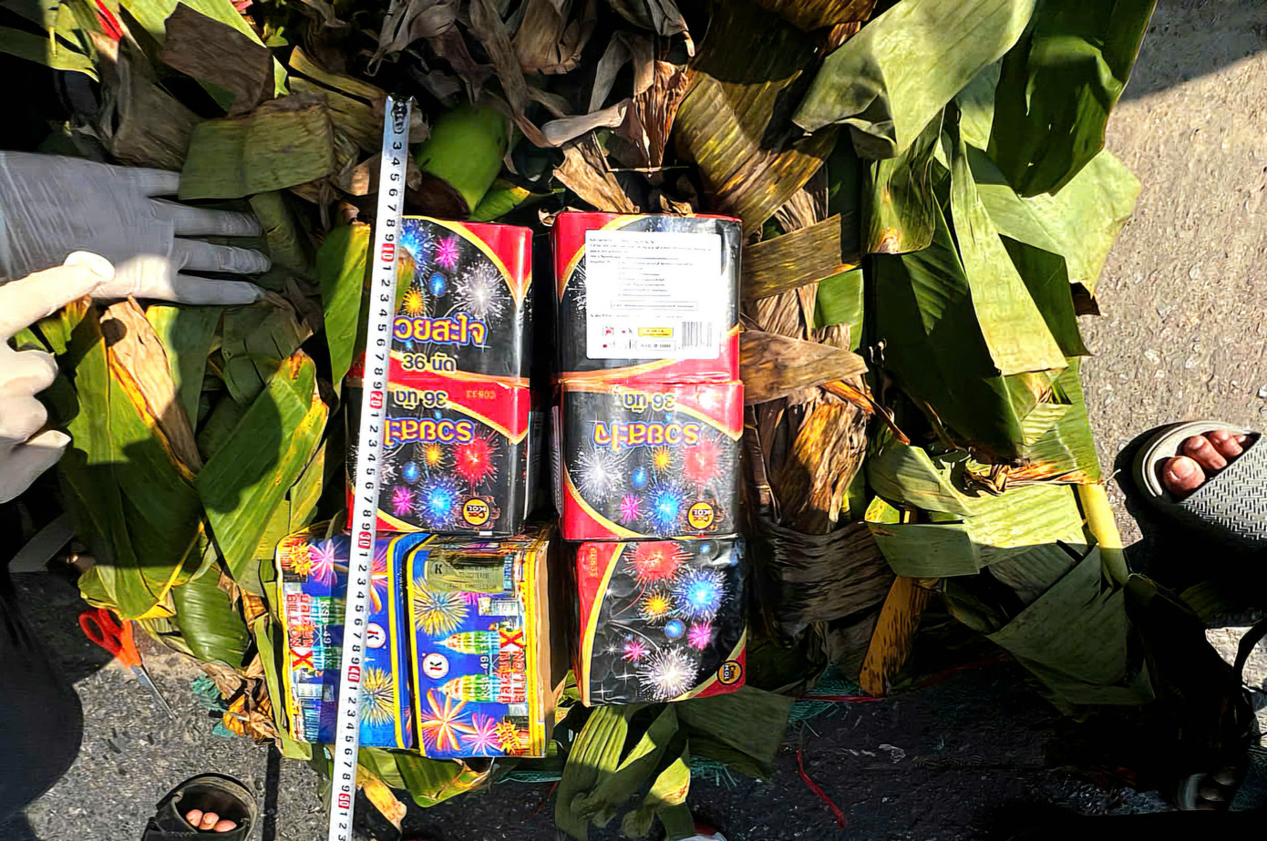 Nguyễn Trung Kiên cùng tang vật ma túy tổng hợp và pháo hoa nổ.